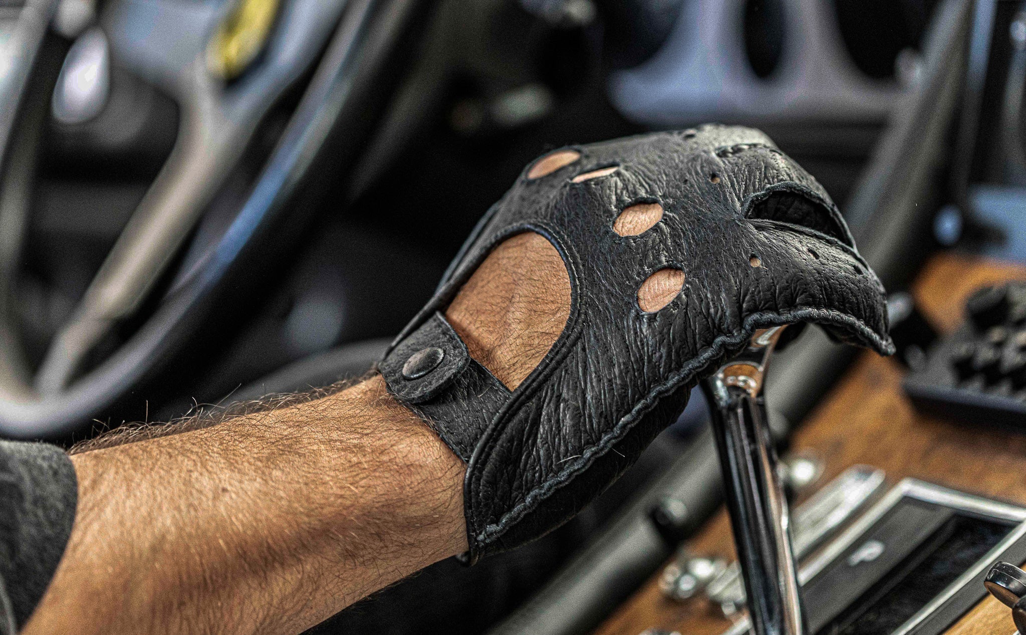 Lenkgefühl mit Stil: Warum echte Autofahrer auf Lederhandschuhe setzen